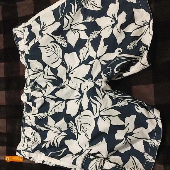 3/$20 Old Navy Mesh Lined Shorts - Picture 3 of 3